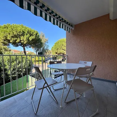 Joli A Quelques Metres Des Plages *