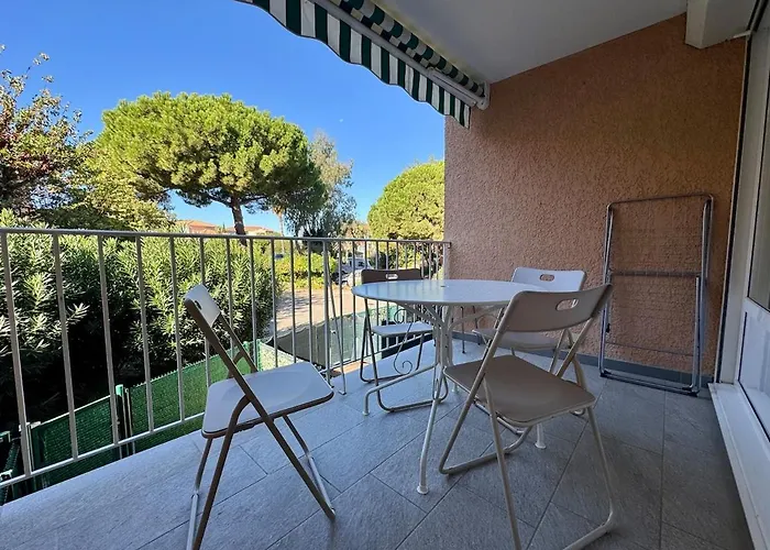 Joli A Quelques Metres Des Plages *