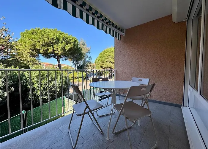 Joli A Quelques Metres Des Plages *